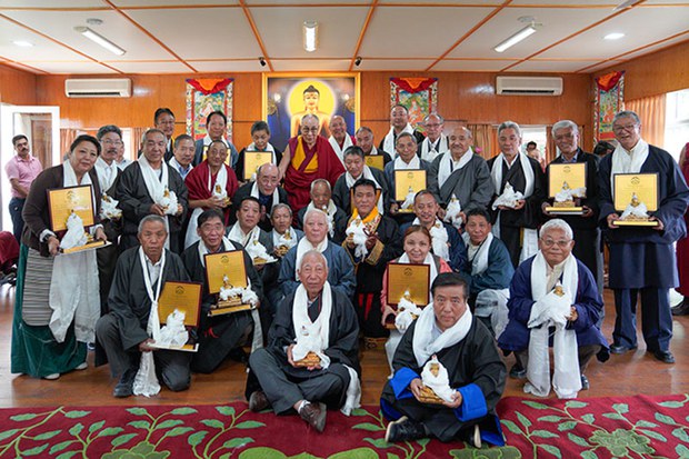 བཀའ་ཟུར་རྣམ་པ་དང་གཞུང་ཞབས་བགྲེས་ཡོལ་དུ་ཕེབས་པ་ཚོར་མཇལ་ཁ་བཀའ་སློབ། བཀའ་ཟུར་རྣམ་པ་དང་གཞུང་ཞབས་བགྲེས་ཡོལ་དུ་ཕེབས་པ་ཚོར་མཇལ་ཁ་བཀའ་སློབ།