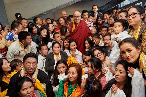 ཨི་ཊ་ལིར་ཡོད་པའི་བོད་མིར་མཇལ་ཁ་དང་བཀའ་སློབ་གནང་བ།
