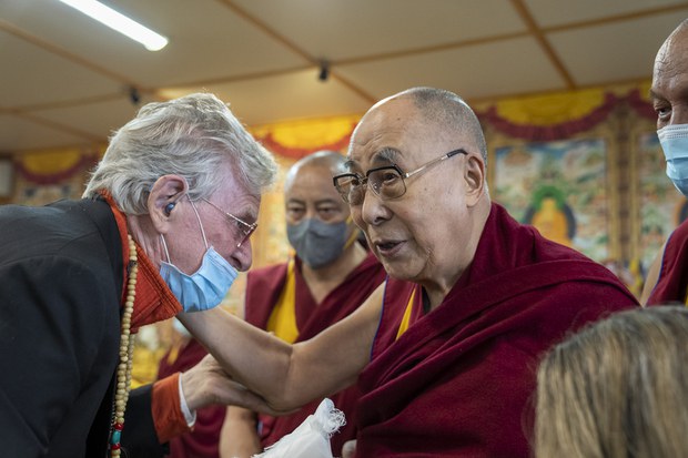 ༸གོང་ས་མཆོག་གིས། མཁས་དབང་དང་། ཚོང་ལས་པ། སྒྱུ་སྩལ་བ་སོགས་མི་སྣ་༥༠ཙམ་ཞིག་ལ་མཇལ་འཕྲད་ཀྱིས་བཀའ་སློབ་སྩལ་འདུག