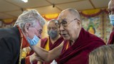 ༸གོང་ས་མཆོག་གིས། མཁས་དབང་དང་། ཚོང་ལས་པ། སྒྱུ་སྩལ་བ་སོགས་མི་སྣ་༥༠ཙམ་ཞིག་ལ་མཇལ་འཕྲད་ཀྱིས་བཀའ་སློབ་སྩལ་འདུག