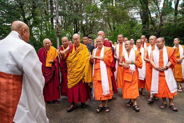 སྤྱན་རས་གཟིགས་ངན་སོང་ཀུན་གྲོལ་གྱི་རྗེས་གནང་སྩལ་བ། སྤྱན་རས་གཟིགས་ངན་སོང་ཀུན་གྲོལ་གྱི་རྗེས་གནང་སྩལ་བ།