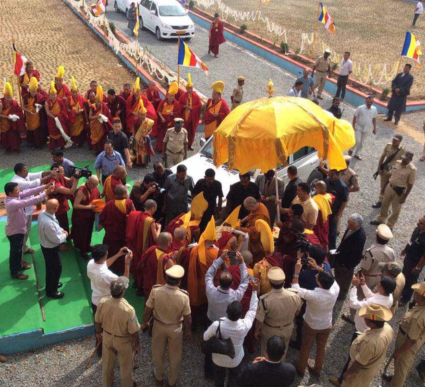 དགའ་ལྡན་ཁྲི་ཐོག་ཁང་ལ་རབ་གནས་མཛད་པ། དགའ་ལྡན་ཁྲི་ཐོག་ཁང་ལ་རབ་གནས་མཛད་པ།