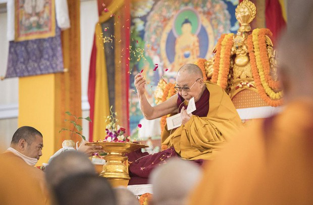སྤྱན་རས་གཟིགས་ཀྱི་བཀའ་དབང་དང་བརྟན་བཞུགས་བསྟར་འབུལ། སྤྱན་རས་གཟིགས་ཀྱི་བཀའ་དབང་དང་བརྟན་བཞུགས་བསྟར་འབུལ།