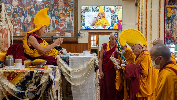 བརྟན་བཞུགས་བསྟར་འབུལ་དང་གཞུང་ཞབས་ཀྱི་ཉམས་མྱོང་།