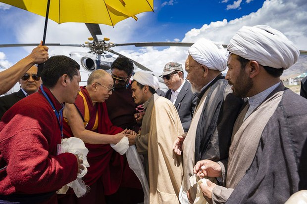 ༸གོང་ས་མཆོག་དཀར་དཀྱིལ་ནང་ཞབས་སོར་འཁོད་པ།