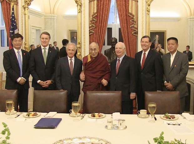 ༸གོང་ས་མཆོག་ཨ་རིའི་གྲོས་ཚོགས་སུ་ཆིབས་བསྒྱུར་བསྐྱངས་གནང་མཛད་པ། ༸གོང་ས་མཆོག་ཨ་རིའི་གྲོས་ཚོགས་སུ་ཆིབས་བསྒྱུར་བསྐྱངས་གནང་མཛད་པ།