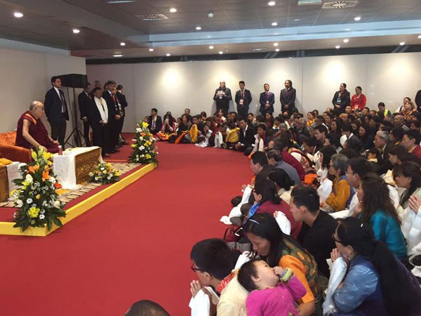 ༸གོང་ས་མཆོག་ལ་དད་གུས་ཞུ་མཁན་མང་དུ་འགྲོ་ཡི་ཡོད།