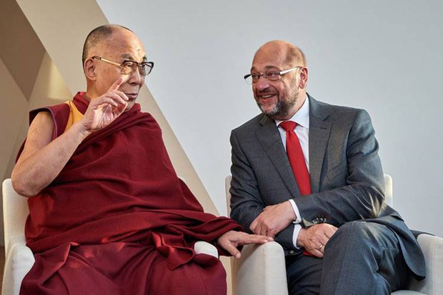ཡོ་རོབ་ཏུ་བསྐྱངས་པའི་ཆོས་སྲིད་གཉིས་ཀྱི་མཛད་འཕྲིན།