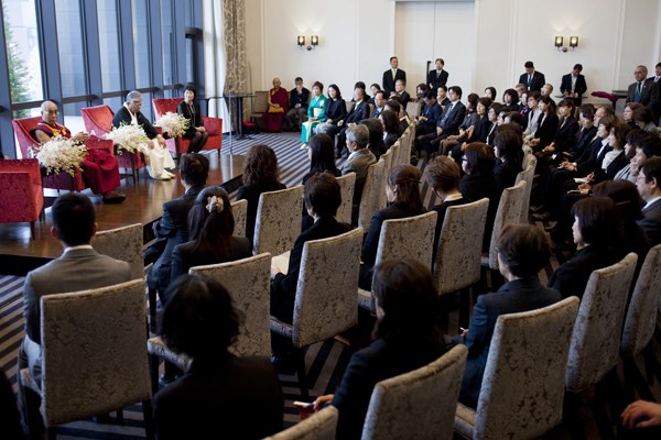 ༧གོང་ས་མཆོག་ཉི་ཧོང་གི་Shintoཆོས་ལུགས་ཀྱི་ཆོས་དཔོན་དང་། ལས་སྣེ་ཁག་ལྷན་དུ་ཆོས་ལུགས་རིས་མེད་ཀྱི་བགྲོ་གླེང་མཛད་པའི་སྐབས། ༢༠༡༤།༤།༨ ༧གོང་ས་མཆོག་ཉི་ཧོང་གི་Shintoཆོས་ལུགས་ཀྱི་ཆོས་དཔོན་དང་། ལས་སྣེ་ཁག་ལྷན་དུ་ཆོས་ལུགས་རིས་མེད་ཀྱི་བགྲོ་གླེང་མཛད་པའི་སྐབས། ༢༠༡༤།༤།༨
