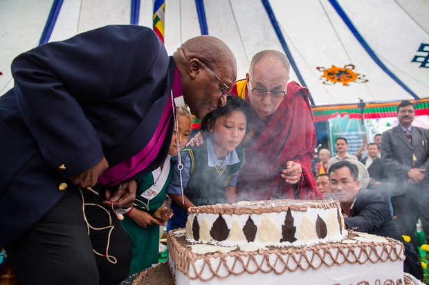 ༸གོང་ས་མཆོག་དང་ཊུཊུ་མཆོག་བུ་ཕྲུག་ཁྱིམ་སྡེར་ཕེབས་པ། ༸གོང་ས་མཆོག་དང་ཊུཊུ་མཆོག་བུ་ཕྲུག་ཁྱིམ་སྡེར་ཕེབས་པ།