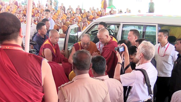 ༧གོང་ས་མཆོག་དགའ་ལྡན་རྣམ་པར་རྒྱལ་བའི་གླིང་དུ་ཞབས་སོར་འཁོད་གནང་བ།