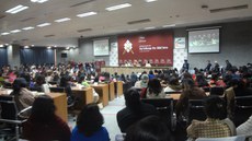 ༧གོང་ས་མཆོག་ནས་རྒྱ་གར་བུད་མེད་ཚོང་ལས་པ་༢༠༠ལྷག་ཙམ་ལ་བཀའ་སློབ།