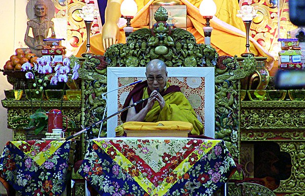 ༸གོང་ས་མཆོག་ནས་སོག་པོའི་ཆོས་ཞུ་བ་རྣམས་ལ་གསུང་ཆོས་དབུ་འཛུགས་མཛད་ཡོད་པ།