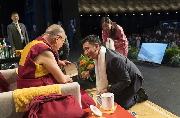 མི་རིགས་གཅིག་གི་གནས་ཚུལ་ཡིན་པས་བློ་ཞུམ་དགོས་དོན་མེད། མི་རིགས་གཅིག་གི་གནས་ཚུལ་ཡིན་པས་བློ་ཞུམ་དགོས་དོན་མེད།
