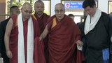༧གོང་ས་མཆོག་ཕྱིར་བཞུགས་སྒར་དུ་ཞབས་སོར་འཁོད་གནང་མཛད་ཡོད་པ།