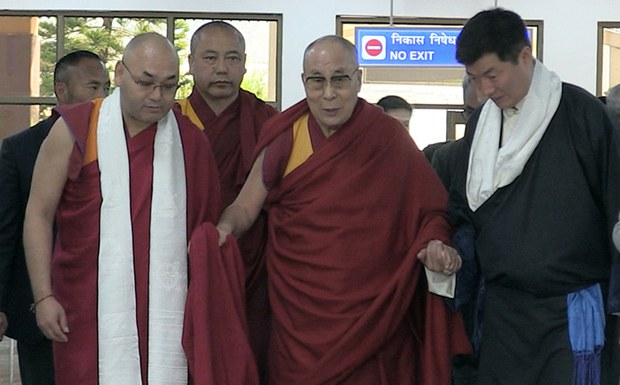 ༧གོང་ས་མཆོག་ཕྱིར་བཞུགས་སྒར་དུ་ཞབས་སོར་འཁོད་གནང་མཛད་ཡོད་པ། ༧གོང་ས་མཆོག་ཕྱིར་བཞུགས་སྒར་དུ་ཞབས་སོར་འཁོད་གནང་མཛད་ཡོད་པ།