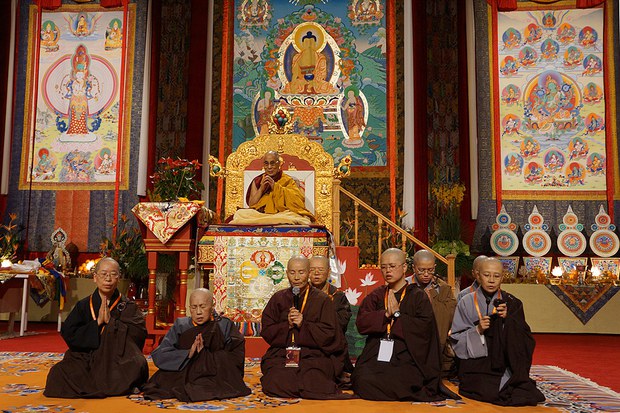 ༸གོང་ས་མཆོག་ཁེ་ན་ཌའི་གྲོང་ཁྱེར་ཝན་ཁུ་ཝར་དུ་ཆིབས་བསྒྱུར། ༸གོང་ས་མཆོག་ཁེ་ན་ཌའི་གྲོང་ཁྱེར་ཝན་ཁུ་ཝར་དུ་ཆིབས་བསྒྱུར།
