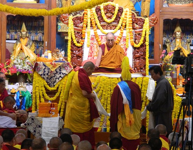 ༸གོང་ས་མཆོག་ལ་བརྟན་བཞུགས་བསྟར་འབུལ་ཞུས་པ། ༸གོང་ས་མཆོག་ལ་བརྟན་བཞུགས་བསྟར་འབུལ་ཞུས་པ།