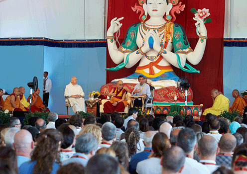 ཨི་ཊ་ལིའི་མང་ཚོགས་ལ་བཀའ་སློབ་སྩོལ་བཞིན་པ།