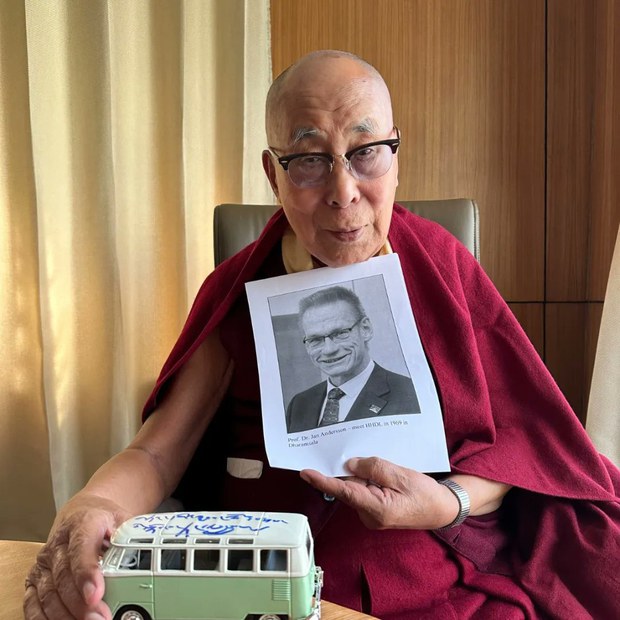༸གོང་ས་མཆོག་ནས་ལོ་མང་རིང་བོད་དོན་ལ་རྒྱབ་སྐྱོར་ཆེན་པོ་གནང་མཁན་ Jan Andersson ལགས་སུ་ཐུགས་རྗེ་ལེགས་འབུལ།