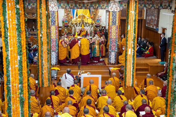 མ་སུ་རི་དགེ་ལས་སློབ་ཟུར་དང་པཅ་མ་རི་སློབ་ཟུར་ཐོུང་གིས་༧གོང་ས་༧སྐྱབས་མགོན་ཆེན་པོ་མཆོག་ལ་བརྟན་བཞུགས་བསྟར་འབུལ་ཞུས་ཡོད་པ། མ་སུ་རི་དགེ་ལས་སློབ་ཟུར་དང་པཅ་མ་རི་སློབ་ཟུར་ཐོུང་གིས་༧གོང་ས་༧སྐྱབས་མགོན་ཆེན་པོ་མཆོག་ལ་བརྟན་བཞུགས་བསྟར་འབུལ་ཞུས་ཡོད་པ།