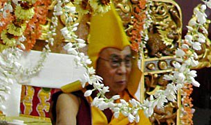 ༸གོང་ས་མཆོག་ལ་བརྟན་བཞུགས་བསྟར་འབུལ་ཞུས་པ། ༸གོང་ས་མཆོག་ལ་བརྟན་བཞུགས་བསྟར་འབུལ་ཞུས་པ།