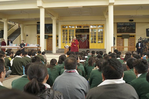 བཙན་བྱོལ་ནང་གི་ལྷ་མོའི་རུ་ཁག་ཁག་ལ་མཇལ་ཁ་བཀའ་སློབ་གནང་བ། བཙན་བྱོལ་ནང་གི་ལྷ་མོའི་རུ་ཁག་ཁག་ལ་མཇལ་ཁ་བཀའ་སློབ་གནང་བ།