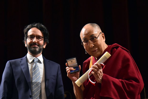 མི་ལཱན་གྲོང་ཁྱེར་གྱིས་༧གོང་ས་མཆོག་ལ་ཆེས་མཐོའི་མི་སེར་གྱི་ཕྱག་འཁྱེར་ཕུལ་ཡོད་པ། མི་ལཱན་གྲོང་ཁྱེར་གྱིས་༧གོང་ས་མཆོག་ལ་ཆེས་མཐོའི་མི་སེར་གྱི་ཕྱག་འཁྱེར་ཕུལ་ཡོད་པ།