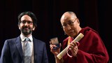 མི་ལཱན་གྲོང་ཁྱེར་གྱིས་༧གོང་ས་མཆོག་ལ་ཆེས་མཐོའི་མི་སེར་གྱི་ཕྱག་འཁྱེར་ཕུལ་ཡོད་པ།
