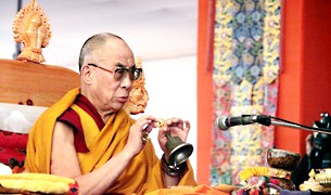 དུས་འཁོར་གྱི་སྔོན་འགྲོའི་གསུང་ཆོས་སྩོལ་བཞིན་པ། དུས་འཁོར་གྱི་སྔོན་འགྲོའི་གསུང་ཆོས་སྩོལ་བཞིན་པ།