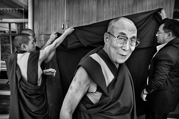 རྒྱ་གར་གྱི་པར་པ་གྲགས་ཅན་ར་གྷུ་རཡེ་ལགས་ཀྱིས་༸གོང་ས་མཆོག་ནི་ཀུན་ཁྱབ་ཀྱི་དབུ་ཁྲིད་ཅིག་ལ་ངོས་འཛིན་གནང་གི་ཡོད་པ།