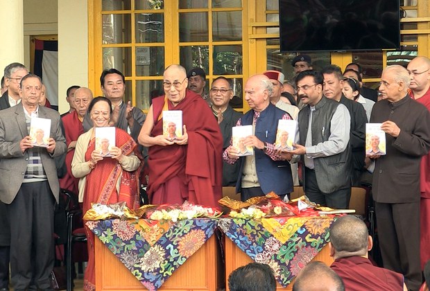 ཧི་མྰ་ལ་ཡའི་སྟེང་དམར་པོའི་གྲིབ་ནག་ཅེས་པའི་དཔེ་དེབ་དབུ་འབྱེད། ཧི་མྰ་ལ་ཡའི་སྟེང་དམར་པོའི་གྲིབ་ནག་ཅེས་པའི་དཔེ་དེབ་དབུ་འབྱེད།