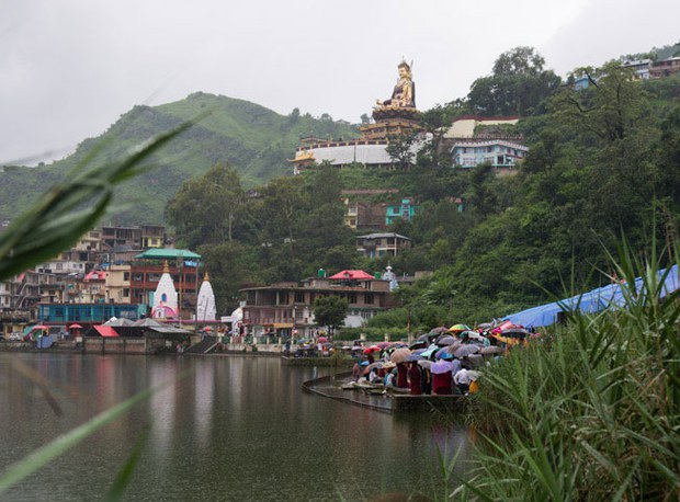 མཚོ་པདྨར་གསུང་ཆོས་སྩལ་བ།