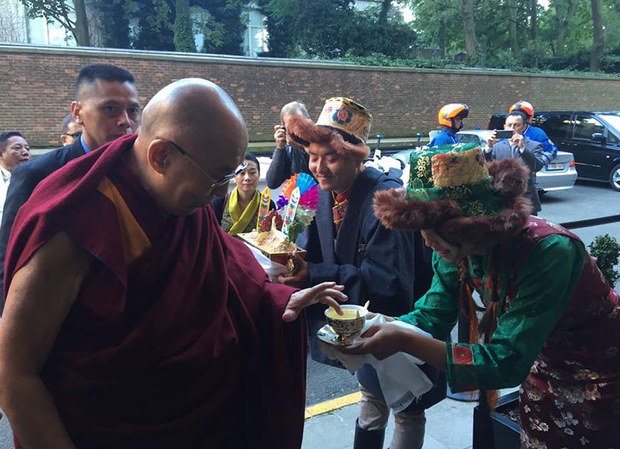 ༸གོང་ས་མཆོག་སྦེལ་ཇམ་དུ་ཞབས་སོར་བདེ་བར་འཁོད་པ།