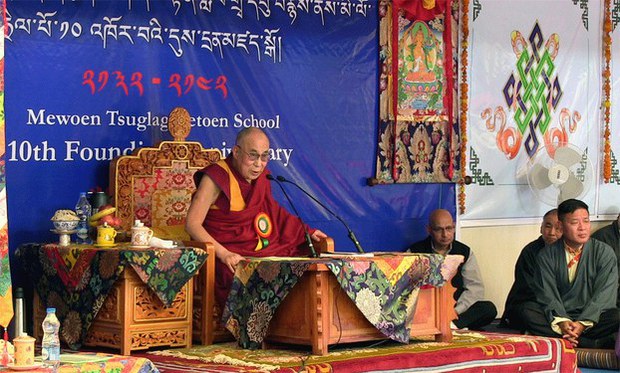 ཟམ་གདོང་རིན་པོ་ཆེ་མཆོག་ནས་དཔེ་སྟོན་སློབ་གྲྭར་གསུང་བཤད། ཟམ་གདོང་རིན་པོ་ཆེ་མཆོག་ནས་དཔེ་སྟོན་སློབ་གྲྭར་གསུང་བཤད།