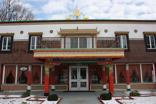སྐུ་འབུམ་བྱམས་བརྩེ་གླིང་དུ་མཛད་སྒོ།