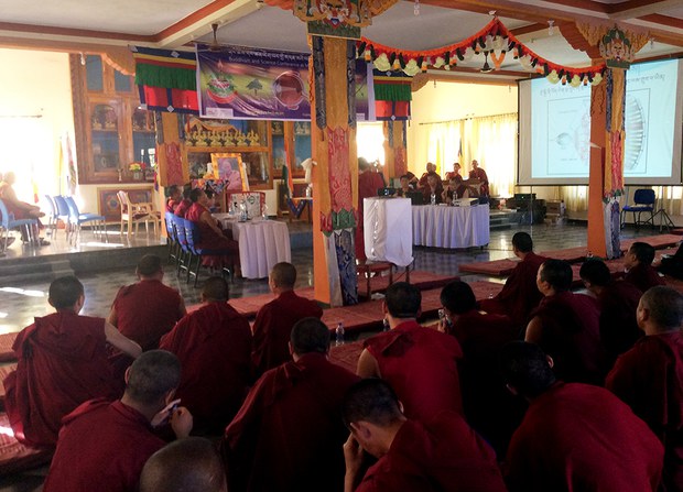 དགའ་ལྡན་དགོན་དུ་ནང་ཆོས་དང་ཚན་རིག་བར་བགྲོ་གླེང་། དགའ་ལྡན་དགོན་དུ་ནང་ཆོས་དང་ཚན་རིག་བར་བགྲོ་གླེང་།