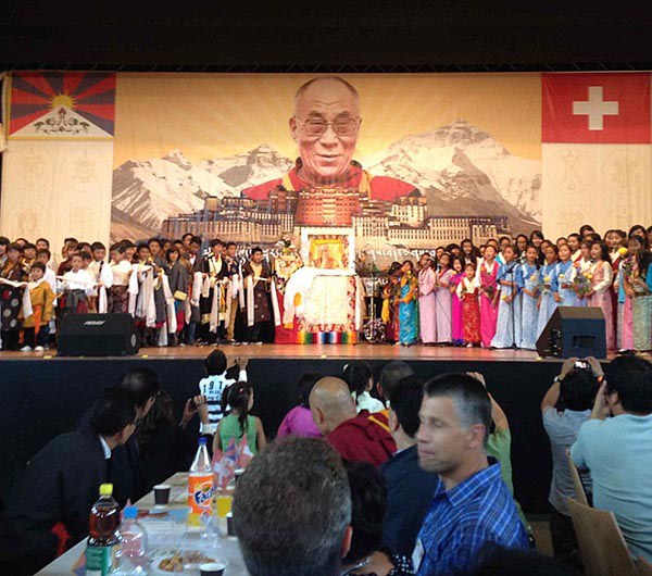 ཡོ་རོབ་ཏུ་བོད་མི་ཚོས་༸གོང་ས་མཆོག་གི་བཀྲིན་ལ་རྗེས་དྲན་ཞུས་པ། ཡོ་རོབ་ཏུ་བོད་མི་ཚོས་༸གོང་ས་མཆོག་གི་བཀྲིན་ལ་རྗེས་དྲན་ཞུས་པ།