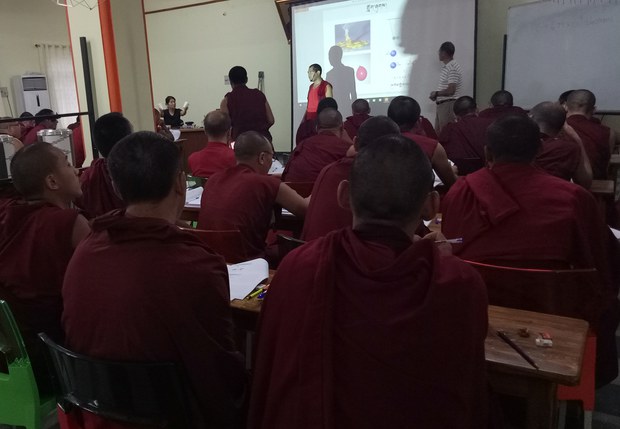  དགའ་ལྡན་ཤར་རྩེ་གྲྭ་ཚང་དུ་དབྱར་དུས་ཀྱི་ཚན་རིག་ཟབ་སྦྱོང༌།