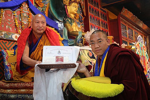 དཔལ་གཤེན་བསྟན་སྨན་རི་གླིང་དགོན་དུ་དགེ་བཤེས་མཚན་རྟགས་འབུལ་བཞེས་ཀྱི་མཛད་སྒོ། དཔལ་གཤེན་བསྟན་སྨན་རི་གླིང་དགོན་དུ་དགེ་བཤེས་མཚན་རྟགས་འབུལ་བཞེས་ཀྱི་མཛད་སྒོ།