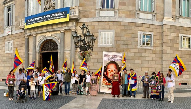 ཀུན་གཟིགས་པཎ་ཆེན་དགེ་འདུན་ཆོས་ཀྱི་ཉི་མ་མཆོག་གར་སོང་ཆ་མེད་དུ་གྱུར་ནས་ལོ་ངོ་༢༧འཁོར་བའི་ཉིན་བོད་མི་དང་བོད་དོན་རྒྱབ་སྐོར་བ་ཚོས་ངོ་རྒོལ་གནང་བ། ཀུན་གཟིགས་པཎ་ཆེན་དགེ་འདུན་ཆོས་ཀྱི་ཉི་མ་མཆོག་གར་སོང་ཆ་མེད་དུ་གྱུར་ནས་ལོ་ངོ་༢༧འཁོར་བའི་ཉིན་བོད་མི་དང་བོད་དོན་རྒྱབ་སྐོར་བ་ཚོས་ངོ་རྒོལ་གནང་བ།