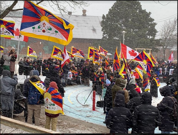 གསུམ་བཅུའི་དུས་དྲན་ཐེངས་༦༤ པ་དང་མང་ཚོགས་ཀྱི་ཚོར་སྣང་།
