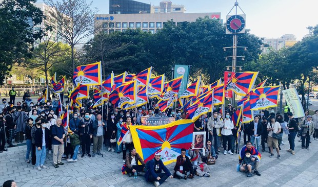 ཐེ་ཝན་དུ་གསུམ་བཅུའི་དུས་དྲན་གྱི་ལས་འགུལ་དབུ་འཛུགས་དང་ཡོ་རོབ་ཀྱི་བོད་མི་ཚོ་ཨི་ཊ་ལིར་འཛོམས་འཆར་འདུག