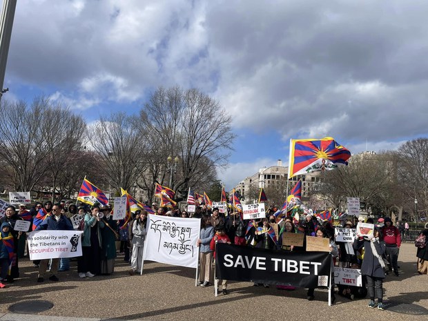 བོད་པའི་གཞོན་སྐྱེད་མང་པོས་ཝ་ཤིང་ཊོན་དུ་གསུད་བཅུའི་དུས་དྲན་གྱི་ལས་འགུལ་ནང་མཉམ་ཞུགས་བྱས་པ།