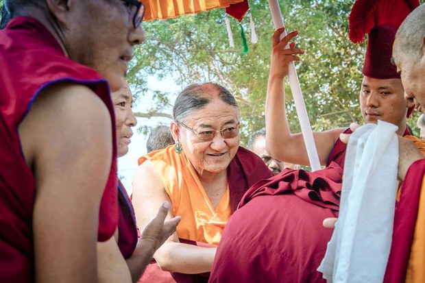 དཔལ་ས་སྐྱ་༧གོང་མ་ཁྲི་ཆེན་མཆོག་དགུང་གྲངས་༧༤ལ་ཕེབས་པ།