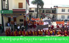 བོད་མི་མང་སྤྱི་འཐུས་ལྷན་ཚོགས་ཀྱི་མདུན་དུ་ཇོ་ནང་བ་རྣམས་ནས་ཞི་བའི་ངོ་རྒོལ་གནང་ཡོད་པ།