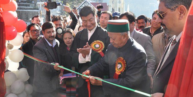 ཧི་མ་ལ་ཡའི་སྒྱུ་རྩལ་འགྲེམས་སྟོན་དབུ་འབྱེད་གནང་བཞིན་པ།