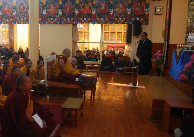 ཚེ་རིང་རྒྱལ་ལཊ་ཀྱི་ཆེད་གཞུང་འབྲེལ་མཆོད་འབུལ་སྐབས་ཆོས་རིག་བཀའ་བློན་མཆོག་གིས་གཏམ་བཤད་གནང་བཞིན་པ།