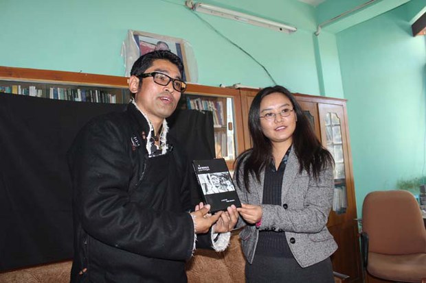 རྒྱལ་གཅེས་མཆོད་སྤྱིན་ཞེས་བའི་བརྙན་སྡེར་དབུ་འབྱེད་སྐབས།