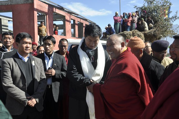 སྲིད་སྐྱོང་མཆོག་རྒྱ་གར་བྱང་ཤར་ཕྱོགས་སུ་ཕེབས་སྐབས་མངའ་སྡེ་བློན་ཆེན་སོགས་ཀྱིས་ཕེབས་བསུ།